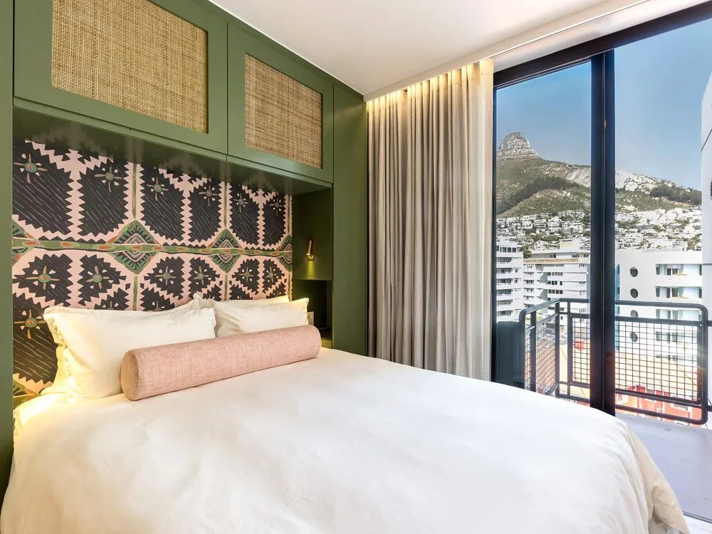 The Flamingo, the bed and Lion's Head